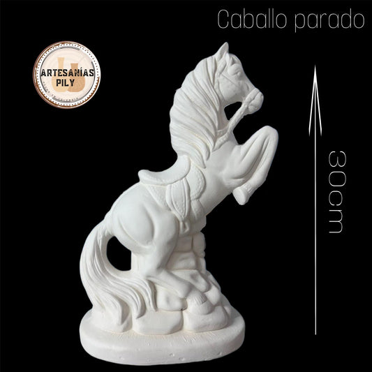caballo parado en cerámica